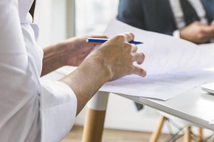 photo-remplissage-documents-sante-travail